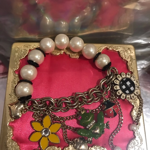 Betsey Johnson pearl frog prince daisy flower crystal charm bracelet vintage